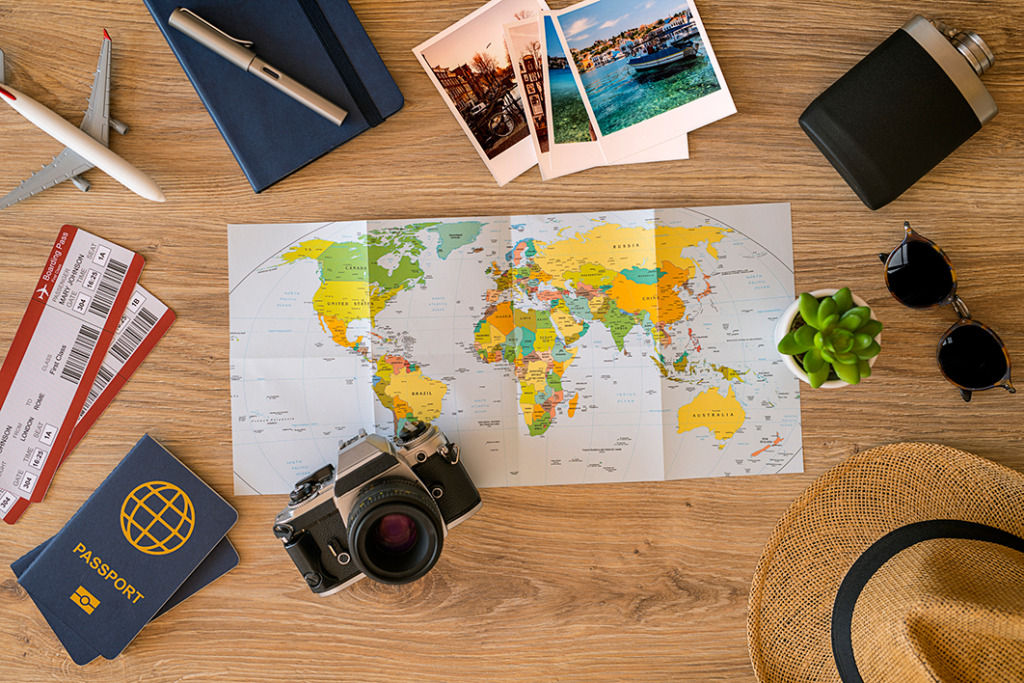 Foto de um mapa, máquina fotográfica e fotos sobre uma mesa
