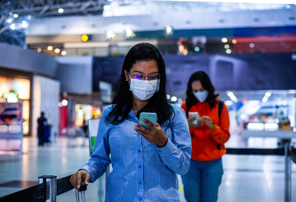 Foto de uma passageira em um aeroporto