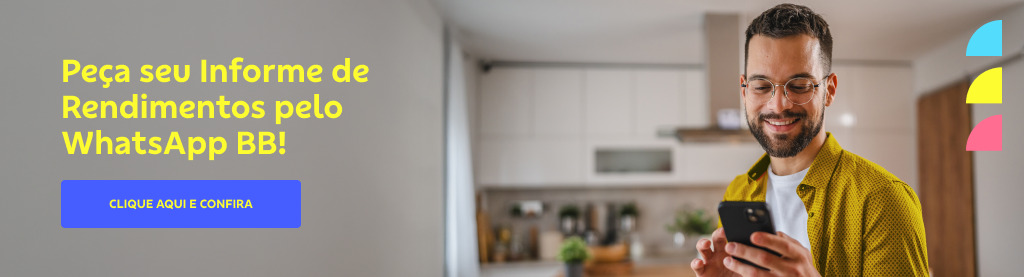 Homem sorri olhando para um smartphone em uma cozinha moderna. Ele usa óculos, tem barba e cabelos castanhos, usa uma camisa amarela e uma camiseta branca por baixo. 
 À esquerda o texto: Peça seu informe de rendimentos pelo whatsapp bb. 
 botão: Clique aqui e confira 