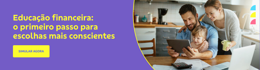 Banner retangular de educação financeira com fundo roxo à esquerda, contendo o texto em amarelo: 'Educação financeira: o primeiro passo para escolhas mais conscientes'. Abaixo do texto, um botão amarelo com a frase 'Simular agora'. À direita, uma imagem de uma família feliz na cozinha: pai, mãe e uma criança pequena. O pai segura um tablet enquanto a mãe, com uma xícara na mão, sorri para a tela. Ao fundo, uma cozinha moderna e organizada.