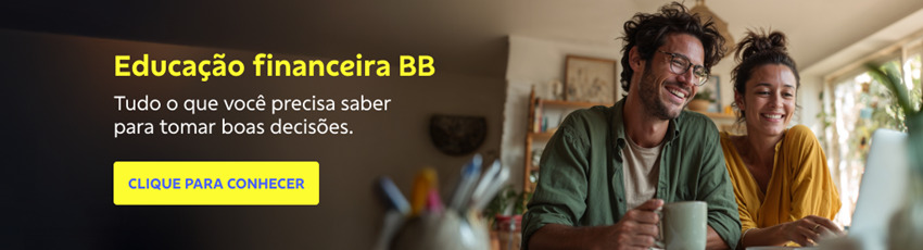 Banner com fundo desfocado de uma sala. 
À direita um homem e uma mulher sorriem olhando para o notebook, ela usa blusa amarela e cabelo preso e ele usa uma blusa bege, camisa verde por cima e segura uma caneca branca. 
À esquerda o texto: Educação financeira BB 
Tudo o que você precisa saber para tomar boas decisões. 
Botão amarelo com texto em azul: Clique para conhecer