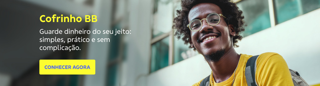 Banner retangular com prédio branco ao fundo. À direita um homem negro sorri olhando pra frente, ele usa óculos de grau transparente, camiseta amarela e mochila. À esquerda o texto: Cofrinho BB Guarde dinheiro do seu jeito: simples, prático e sem complicação. Botão: Conhecer agora