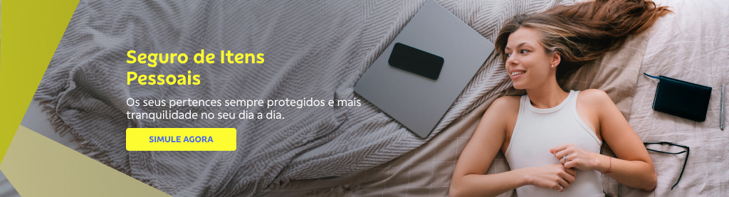 Banner com imagem de mulher jovem e loira deitada com computador, celular, óculos e caderno ao lado dela. Do lado esquerdo texto:

Seguro de itens pessoais 

Os seus pertences sempre protegidos e mais tranquilidade no seu dia a dia. 

Simule agora