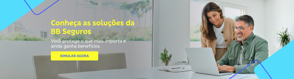 Banner com imagem de um homem de cabelos grisalhos, óculos e camisa verde sentado a mesa usando o computador. Ao lado dele mulher com roupa bege olhando também para o computado. Ambos estão sorrindo. No canto do banner há elementos gráficos azuis. Do lado esquerdo do banner texto:

Conheça as soluções da BB Seguros 

Você protege o que mais importa e ainda ganha benefícios. 

Botão: Simular agora