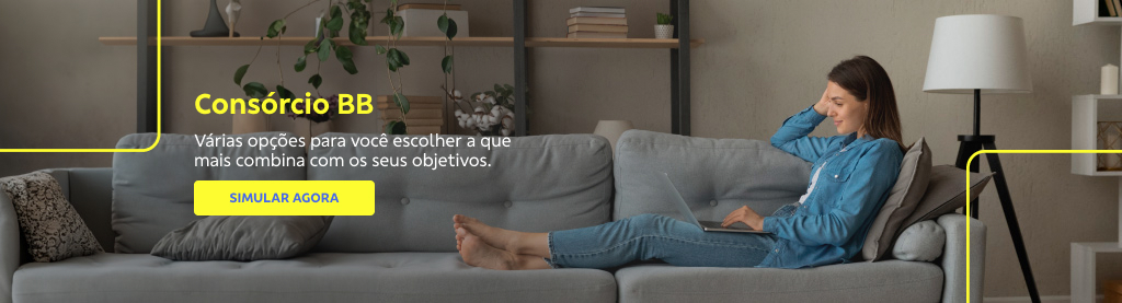 Banner com imagem de mulher sentada em um sofá cinza e um notebook no colo. Do lado esquerdo texto:
Consórcio BB
Várias opções para você escolher a que mais combina com os seus objetivos. 
Botão: Simular agora