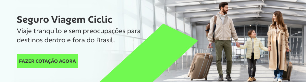 Banner com imagem de uma família (pai, criança e mãe) de mãos dados em um aeroporto carregando malas. Eles usam roupas de cores claras. 

Do lado esquerdo texto:

Seguro Viagem Ciclic

Viaje tranquilo e sem preocupações para destinos dentro e fora do Brasil. 

Botão: Fazer cotação agora