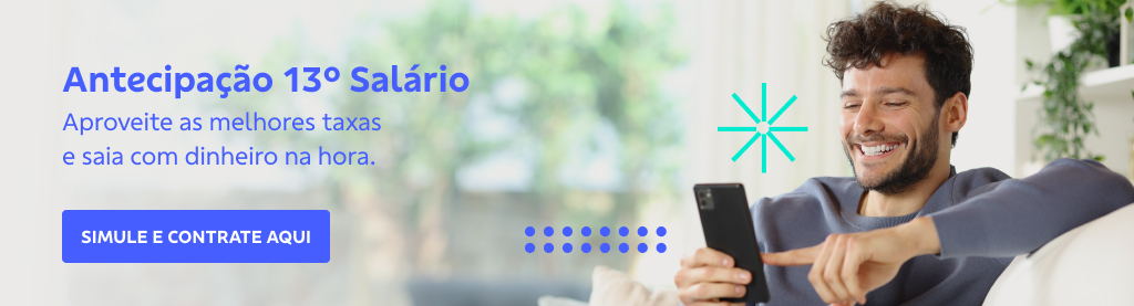 Banner com fundo claro, de uma sala com luz entrando. À direita um homem branco, com cabelos castanhos e blusa azul, sentado no sofá, sorri e aponta para o smartphone.
Título: Antecipação 13º salário
Aproveite as melhores taxas e saia com dinheiro na hora.
Botão: Simule e contrate aqui