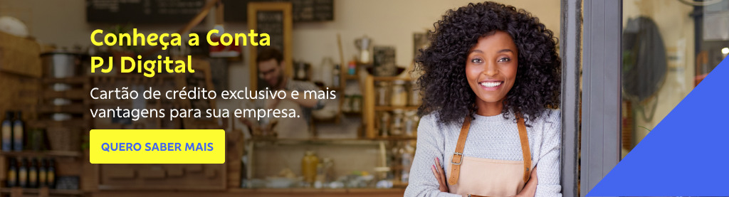 Banner retangular. À direita, uma mulher negra sorri olhando para frente, ela está encostada numa porta de vidro de um estabelecimento. Ela usa blusa cinza de manga comprida e um avental rosa com alça marrom. 
À esquerda o texto: Conheça a Conta PJ Digital. Cartão de crédito exclusivo e mais vantagens para sua empresa.
Botão: Quero saber mais