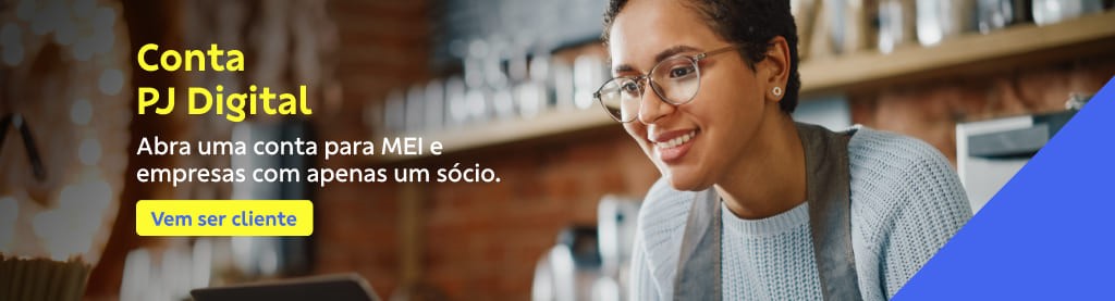Banner retangular com restaurante ao fundo. À direita uma mulher de cabelo curto e preto, sorri olhando para a tela do notebook. Ela usa um avental cinza e blusa de lã azul claro. À esquerda o texto Conta PJ Digital Abra uma conta para MEI e empresas com apenas um sócio. Botão: Vem ser cliente