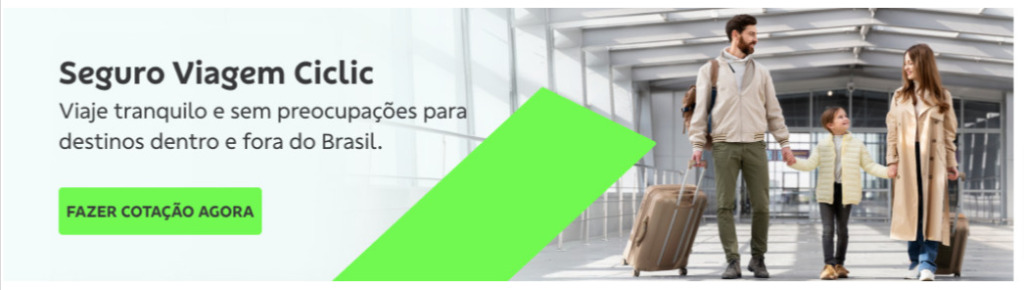 Imagem: Foto de uma família em um aeroporto, composta por um pai, uma mãe e uma filha, todos de mãos dadas e levando as suas malas. Eles se olham e sorriem tranquilos porque vão aproveitar os melhores destinos brasileiros com o Seguro Viagem Ciclic. Texto: Seguro Viagem Ciclic. Viaje tranquilo e sem preocupações para destinos dentro e fora do Brasil. Botão: Fazer cotação agora. 