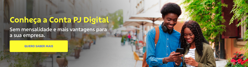 Banner retangular com uma rua ao fundo, com vários ombrelones e cadeiras. Á direita um homem e uma mulher olham pro celular enquanto sorriem. Ele usa camisa de manga longa jeans e ela usa blusa branca com listras pretas e uma blusa de manga longa marrom por cima.
À esquerda o texto: Conheça a Conta PJ Digital
Sem mensalidade e mais vantagens para a sua empresa.
Botão: Quero saber mais