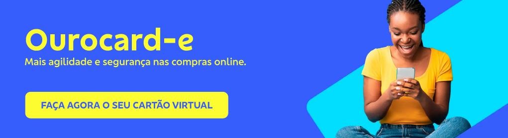 Banner retangular com fundo azul. À direta uma mulher negra sorri olhando pro celular, ela está sentada e usa calça jeans e blusa amarela.
À esquerda o texto: Ourocard-e
Mais agilidade e segurança nas compras online.
Botão: Faça agora o seu cartão virtual