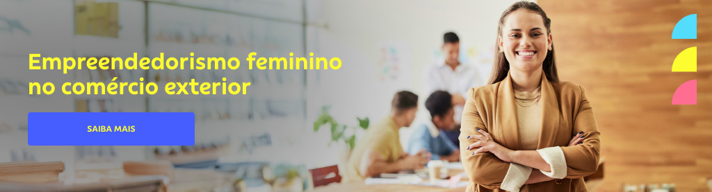À direita uma nulher sorridente de braços cruzados em ambiente de escritório, com equipe ao fundo. Ela usa blazer marrom e blusa bege. À esquerda o texto: 'Empreendedorismo feminino no comércio exterior'
botão 'Saiba mais' 