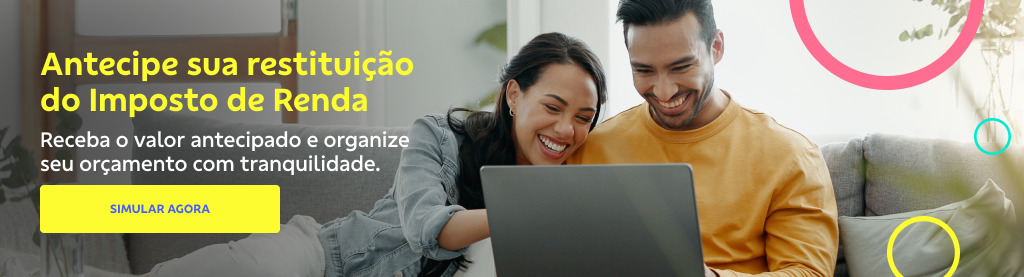 Banner retangular com sala de estar ao fundo, no sofá um homem e uma mulher sorriem olhando para o notebook. Ele usa blusa amarela e ela usa blusa azul e calça branca. 

À esquerda o texto: Antecipe sua restituição do Imposto de Renda 
Receba o valor antecipado e organize seu orçamento com tranquilidade. 
Botão: Simular agora 