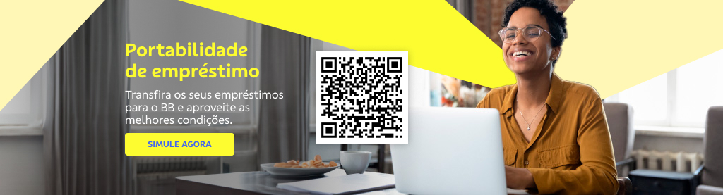 Banner retangular com ambiente iluminado. À direita, uma mulher sorridente, vestindo camisa mostarda e óculos, trabalha em um notebook. A esquerda o texto: Portabilidade de empréstimo. Transfira os seus empréstimos para o BB e aproveite as melhores condições.  

Botão: simule agora 

Um QR Code está posicionado ao centro. 