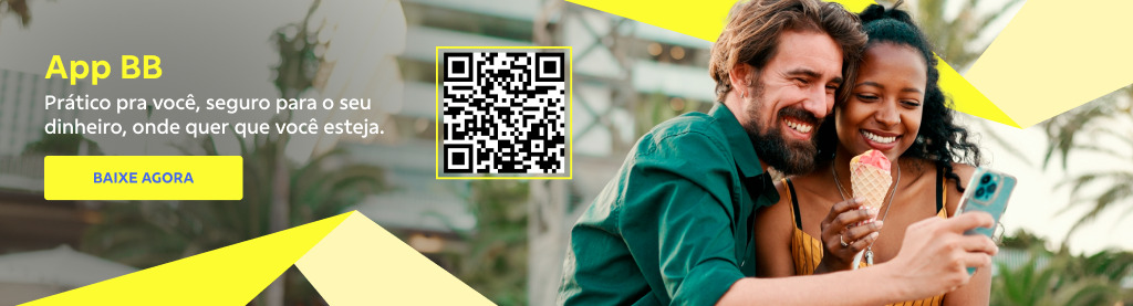 Banner retangular com um edifício e coqueiros desfocados ao fundo. À direita uma mulher negra e um homem branco sorriem enquanto olham para o celular. Ela segura uma casquinha de sorvete e usa blusa amarela e alça. Ele usa uma blusa social dobrada ate o cotovelo, na cor verde. 
No meio um qr code direcionando o usuário para o App BB. 
À esquerda o texto: App BB  
Prático pra você, seguro para o seu dinheiro, onde quer que você esteja. 
Botão: Baixe agora 