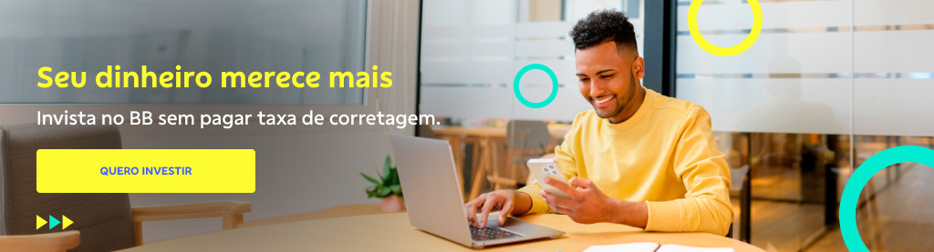 Homem jovem de pele morena e cabelo curto e cacheado, usando uma blusa amarela, sorri enquanto olha para seu celular sentado à mesa com um notebook aberto. Ele está em um ambiente moderno com paredes de vidro e detalhes coloridos em amarelo, azul e verde.  
À esquerda da imagem, há o texto: 'Seu dinheiro merece mais. Invista no BB sem pagar taxa de corretagem. 
Logo abaixo, um botão amarelo escrito: Quero investir 