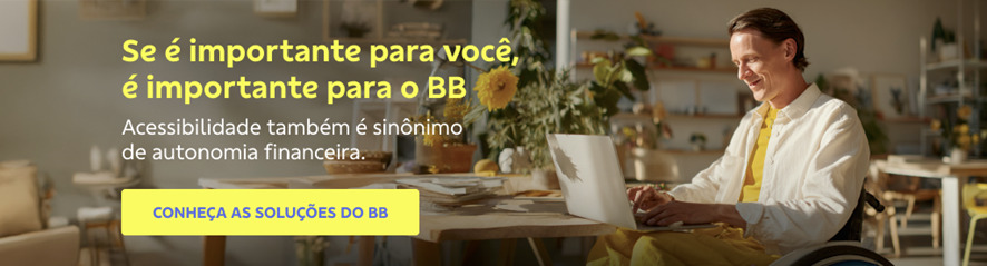 Homem jovem, sentado em uma cadeira de rodas, sorri enquanto olha para o notebook sobre uma mesa de madeira em um ambiente iluminado pela luz do sol, decorado com plantas e objetos de casa. Ao lado esquerdo da imagem, em letras grandes amarelas, está escrito: 'Se é importante para você, é importante para o BB'. Abaixo, em branco: 'Acessibilidade também é sinônimo de autonomia financeira'. Há ainda um botão amarelo com o texto em azul: 'CONHEÇA AS SOLUÇÕES DO BB'.