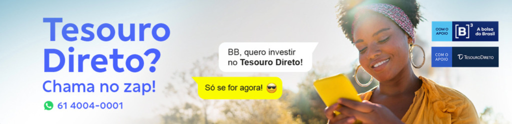 Banner com árvore desfocada ao fundo. À direita uma mulher sorri olhando para o celular, ela usa blusa amarela, brincos de argola e uma faixa na cabeça. No meio, as mensagens dentro de balões: BB, quero investir no Tesouro Direto! 
Só se for agora! 
À esquerda o título: Tesouro Direto? 
Chama no zap! 61 4004-0001 