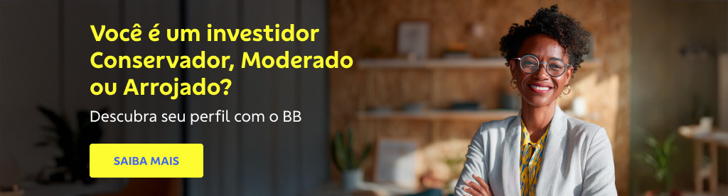 Banner retangular com escritório ao fundo. À direita, uma mulher sorridente com óculos e blazer claro aparece em ambiente de escritório moderno. 
 À esquerda, texto em amarelo diz: 'Você é um investidor Conservador, Moderado ou Arrojado? Descubra seu perfil com o BB'. 
Abaixo, botão amarelo com texto em azul: 'SAIBA MAIS'.