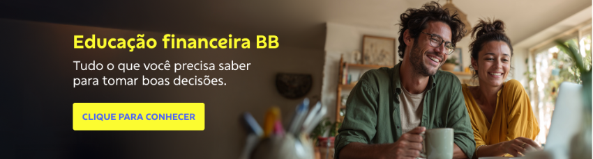 Banner com fundo desfocado de uma sala. 
À direita um homem e uma mulher sorriem olhando para o notebook, ela usa blusa amarela e cabelo preso e ele usa uma blusa bege, camisa verde por cima e segura uma caneca branca. 
À esquerda o texto: Educação financeira BB 
Tudo o que você precisa saber para tomar boas decisões. 
Botão amarelo com texto em azul: Clique para conhecer