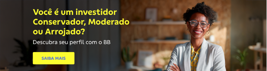 Banner retangular com escritório ao fundo. À direita, uma mulher sorridente com óculos e blazer claro aparece em ambiente de escritório moderno.  

À esquerda, texto em amarelo diz: 'Você é um investidor Conservador, Moderado ou Arrojado? Descubra seu perfil com o BB'.  
Abaixo, botão amarelo com texto em azul: 'SAIBA MAIS'. 