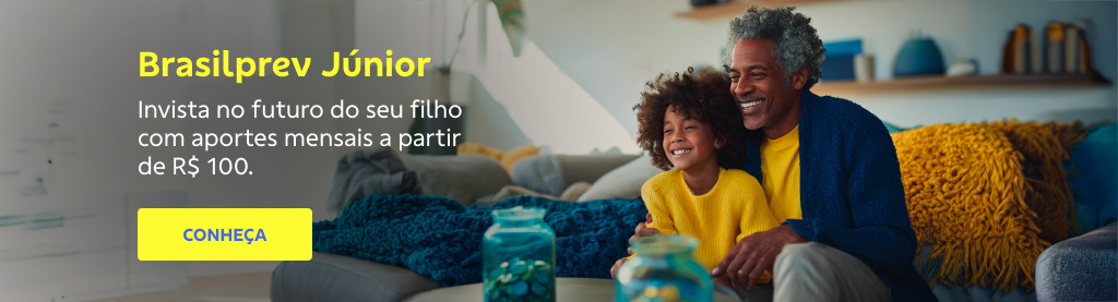 Banner retangular com sala de estar ao fundo. À direita, cena de um homem sorridente sentado no sofá ao lado de uma criança, ambos vestidos com roupas em tons de azul e amarelo.  À esquerda, texto em amarelo diz: 'Brasilprev Júnior. Invista no futuro do seu filho com aportes mensais a partir de R$ 100.' Abaixo, botão amarelo com texto em azul 'CONHEÇA'. 