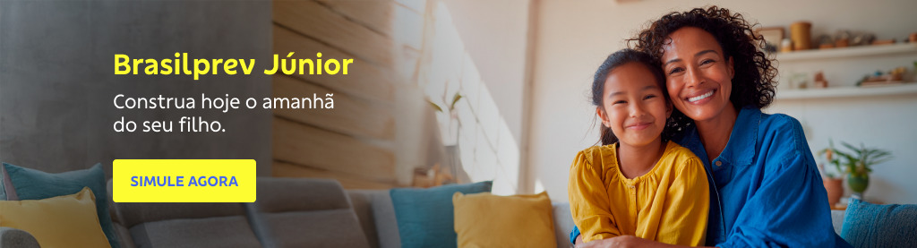 Banner com sala de estar ao fundo,à direita, mãe e filha sorriem abraçadas em um sofá colorido dentro de casa.  À esquerda, texto em amarelo diz: 'Brasilprev Júnior. Construa hoje o amanhã do seu filho.' Abaixo, botão amarelo com a frase em azul 'SIMULE AGORA'. 