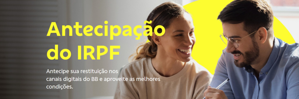Um homem branco de idade entre 30 a 40 anos e cabelo curto preto, está vestindo uma camisa azul clara de botões, usando óculos de grau. Ao seu lado, está uma mulher de pele branca com cabelo castanho com luzes preso e vestindo uma blusa bege. A imagem contém o seguinte texto: "Antecipação do IRPF"