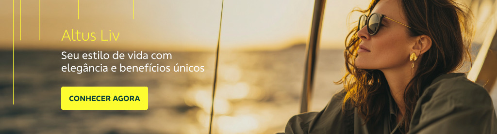 Mulher jovem de cabelos longos e blusa verde, usando óculos escuros e brincos dourados, está sentada em um barco ao pôr do sol, olhando para o horizonte com o mar ao fundo. À esquerda da imagem, o texto diz: Altus Liv. Seu estilo de vida com elegância e benefícios únicos. Logo baixo há um botão amarelo com o texto: CONHECER AGORA 
