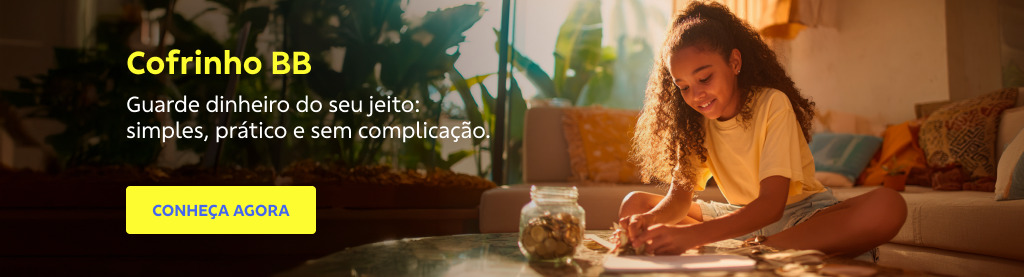 Banner retangular do Cofrinho BB. À esquerda, texto em amarelo diz: 'Cofrinho BB. Guarde dinheiro do seu jeito: simples, prático e sem complicação.' Abaixo, botão em amarelo com texto em azul 'CONHEÇA AGORA'. À direita, uma menina sorridente conta moedas sobre a mesa, ao lado de um pote de vidro cheio delas, em uma sala iluminada pelo sol. 