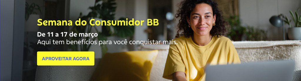 Mulher sentada em um sofá com camiseta amarela e sorriso acolhedor. Título: Semana do Consumidor BB De 11 a 17 de março Aqui tem benefícios para você conquistar mais. Botão: Aproveitar Agora
