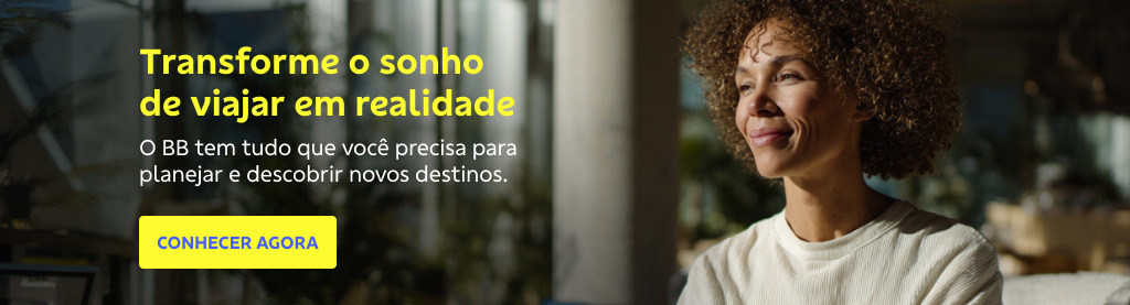 Banner á direita uma mulher negra sorrindo e olhando pra o lado, ela usa camiseta branca. À esquerda o texto: Transforme o sonho de viajar em realidade. O BB tem tudo que você precisa para planejar e descobrir novos destinos. Botão: Conhecer agora