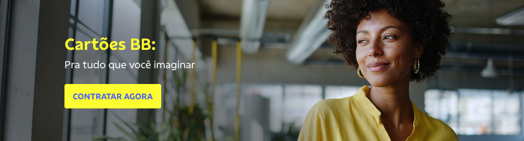 Banner com mulher negra com semblante feliz á direita, ela usa camisa amarela e brincos dourados de argola. À esquerda o texto: Cartões BB: Pra tudo que você imaginar Botão: Contratar agora 