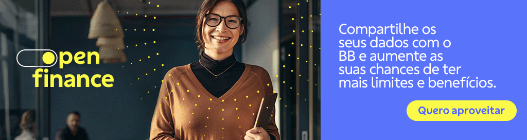 Banner retangular com escritório ao fundo. À direita fundo azul com o texto Compartilhe seus dados com o BB e aumente suas chances de ter mais limites e benefícios.  Botão: Quero aproveitar No meio do banner uma mulher usando oculos e cabelos presos lisos, sorri olhando pra frente enquanto segura o tablet. Ela usa blusa preta e uma blusa de manga longa marrom por cima. À esquerda o título: Open finance