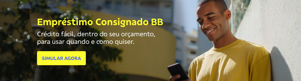 Homem jovem sorri enquanto segura um celular, ele usa camiseta amarela e está encostado em uma parede em ambiente externo iluminado pela luz do dia.
À esquerda da imagem, o texto diz: 'Empréstimo Consignado BB. Crédito fácil, dentro do seu orçamento, para usar quando e como quiser'. Abaixo, há um botão amarelo com o texto em azul: 'SIMULAR AGORA'