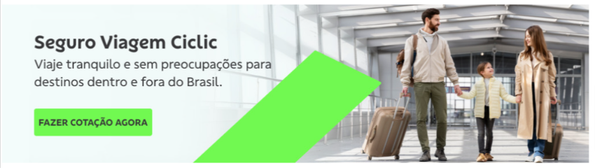 Imagem: Foto de uma família em um aeroporto, composta por um pai, uma mãe e uma filha, todos de mãos dadas e levando as suas malas. Eles se olham e sorriem tranquilos porque vão aproveitar os melhores destinos brasileiros com o Seguro Viagem Ciclic. Texto: Seguro Viagem Ciclic. Viaje tranquilo e sem preocupações para destinos dentro e fora do Brasil. Botão: Fazer cotação agora.